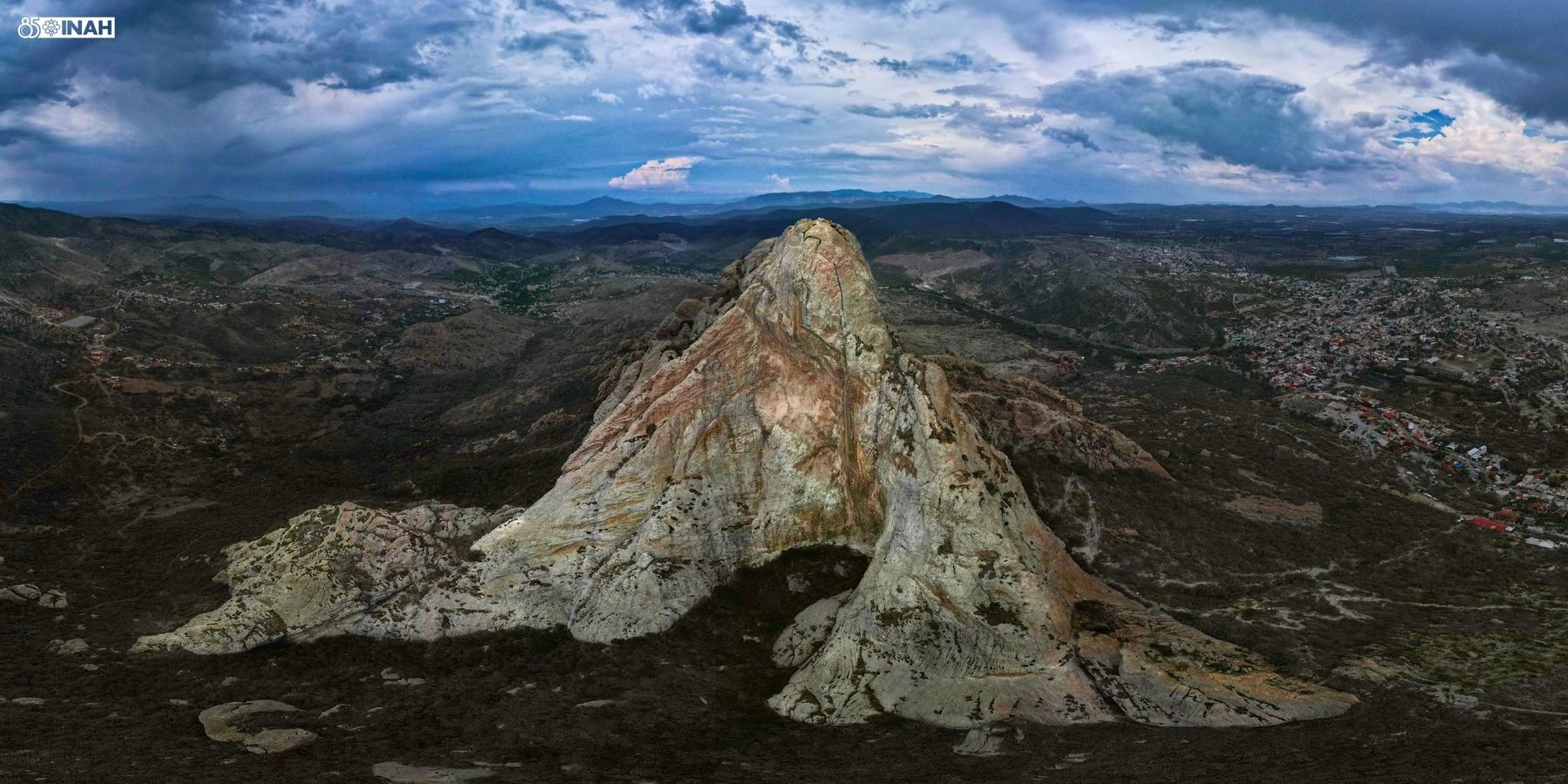 Vista aérea de la Peña de Bernal, el tercer monolito más alto del mundo