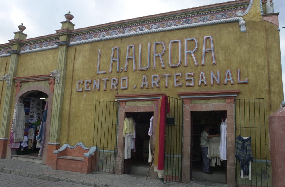 Fachada del Centro Artesanal La Aurora en el centro de Bernal