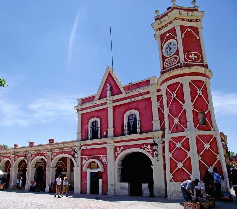 Palacio Municipal de Bernal con su torre de reloj