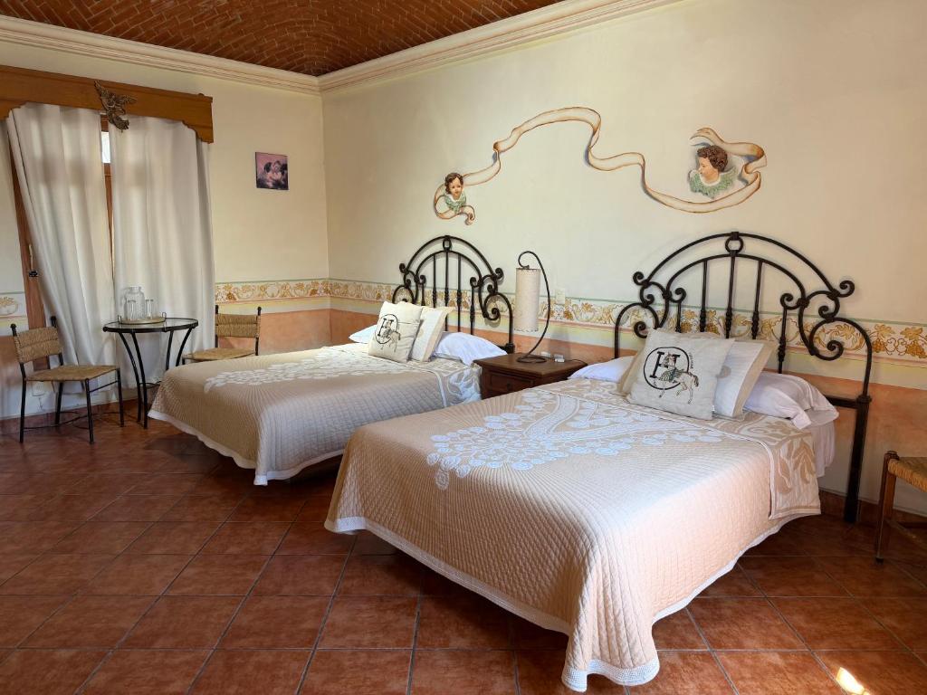 Habitación Angelitos con techo de ladrillo y dos camas matrimoniales — foto 2