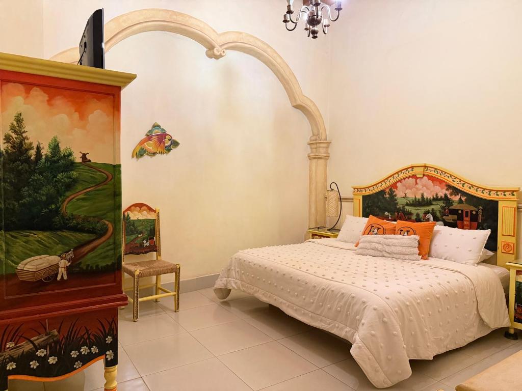 Habitación Carretas con arco de cantera y murales de paisaje