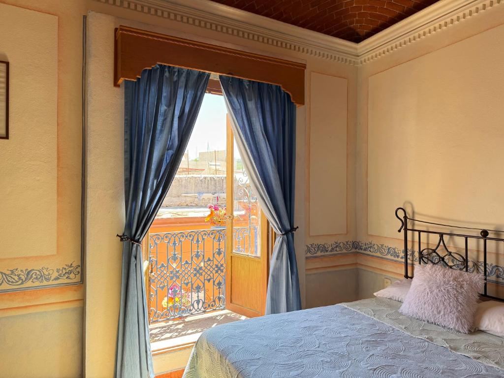 Habitación Celeste con concha de yesería y detalles en azul