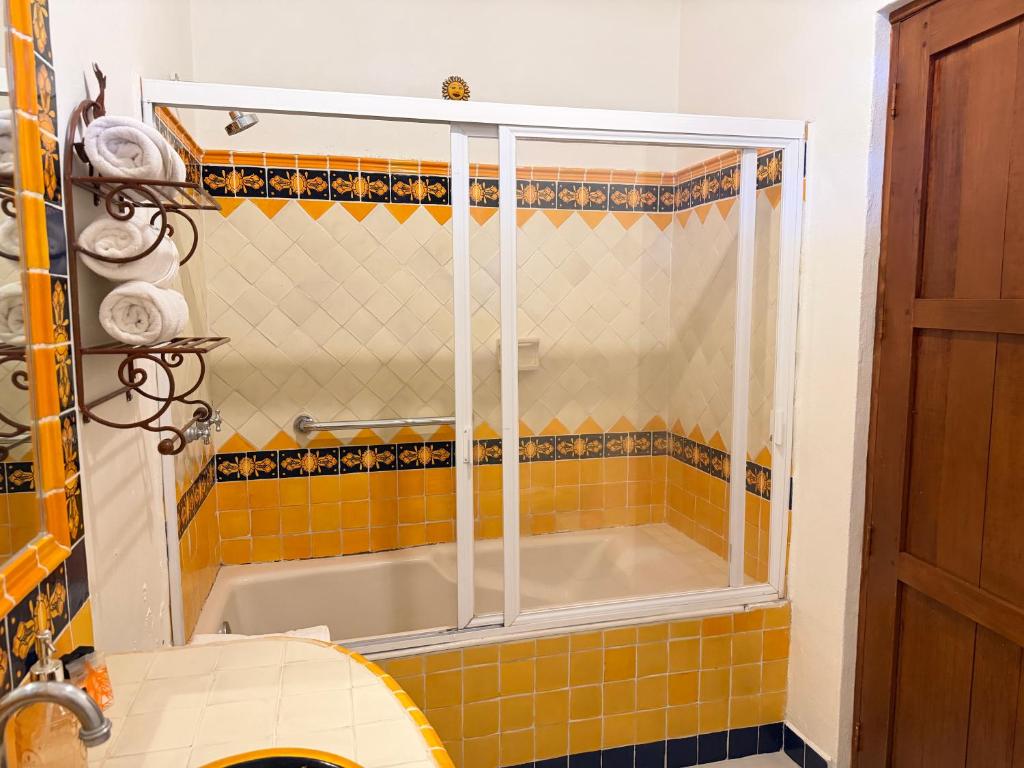 Suite Paraíso, camas con cabeceras pintadas a mano y techo de viga
