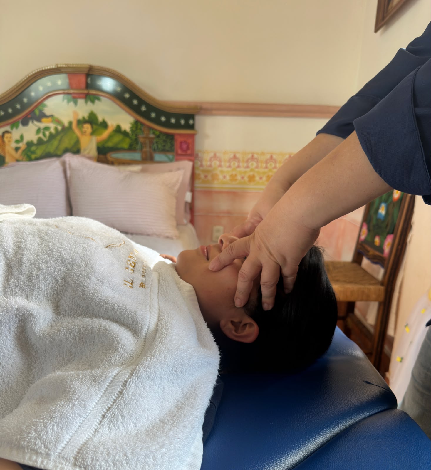 Terapeuta dando masaje facial en El Centenario